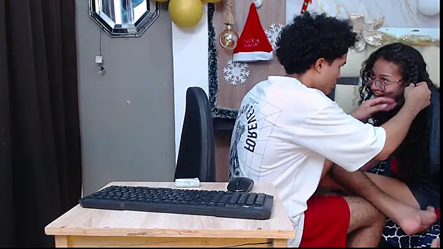 Snapshot of sweett_love_ chatting on 11/21/25, 02:43 sweett love online show from 11/21/25, 02:43