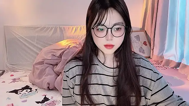 Snapshot of -Angela chatting on 11/26/25, 03:18 -Angela online show from 11/26/25, 03:18