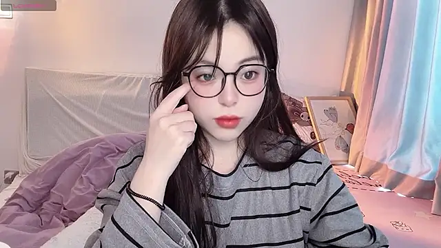 Snapshot of -Angela chatting on 11/28/25, 04:26 -Angela online show from 11/28/25, 04:26