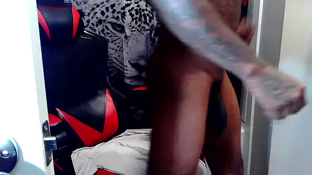 Snapshot of TattedRasta2x0 chatting on 01/18/26, 08:40 TattedRasta2x0 online show from 01/18/26, 08:40