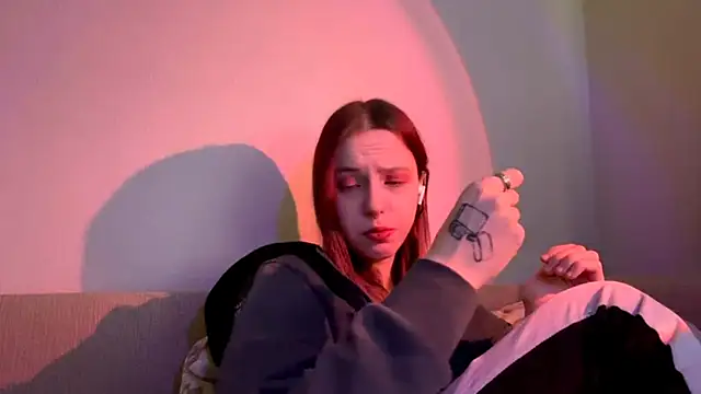 Snapshot of LulyClouds chatting on 11/21/25, 09:08 LulyClouds online show from 11/21/25, 09:08