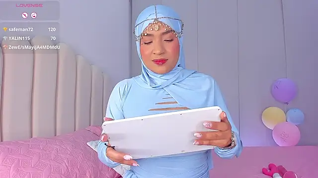 Amira-Zahra online show from 05/21/26, 10:28