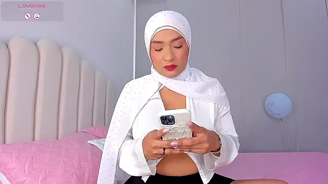Amira-Zahra online show from 05/24/26, 07:19