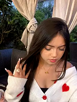 Snapshot of KyliePinkk_ chatting on 11/19/25, 10:43 KyliePinkk online show from 11/19/25, 10:43