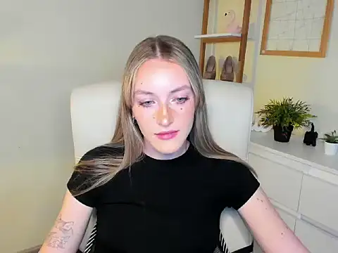 Snapshot of EvelynBlond chatting on 11/21/25, 01:43 EvelynBlond online show from 11/21/25, 01:43