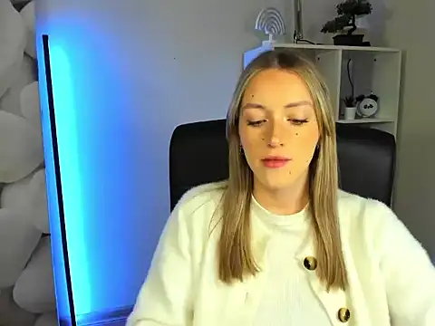 Snapshot of EvelynBlond chatting on 11/25/25, 06:24 EvelynBlond online show from 11/25/25, 06:24