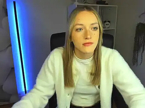 Snapshot of EvelynBlond chatting on 11/26/25, 06:25 EvelynBlond online show from 11/26/25, 06:25