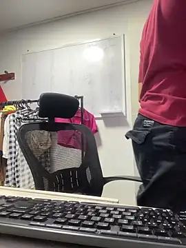 Snapshot of charlie_bass chatting on 11/25/25, 06:02 charlie bass online show from 11/25/25, 06:02