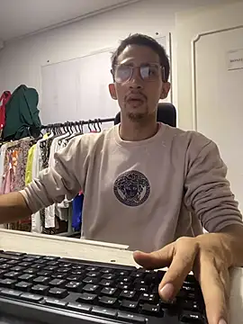 Snapshot of charlie_bass chatting on 12/04/25, 07:28 charlie bass online show from 12/04/25, 07:28