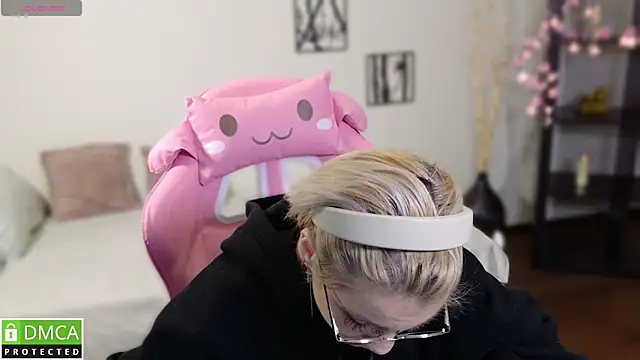 Megan Lora online show from 11/27/25, 01:29