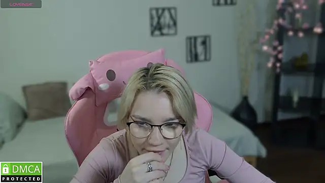 Megan Lora online show from 12/02/25, 01:22