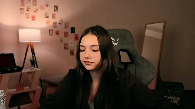 Snapshot of Vexorine chatting on 11/26/25, 07:48 Vexorine online show from 11/26/25, 07:48