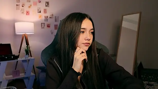 Snapshot of Vexorine chatting on 11/28/25, 07:16 Vexorine online show from 11/28/25, 07:16