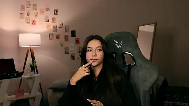 Snapshot of Vexorine chatting on 11/29/25, 08:01 Vexorine online show from 11/29/25, 08:01