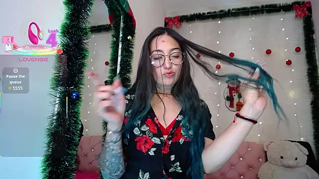 LunaAponte online show from 12/16/25, 02:49