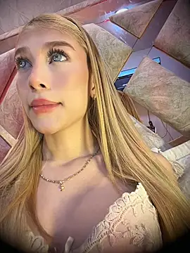 valeryfox   online show from 04/23/26, 12:45