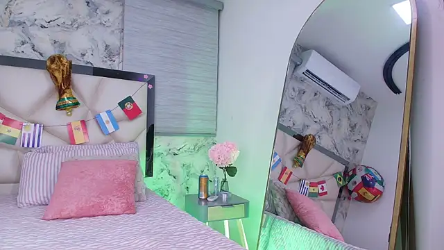 Snapshot of lili_jhonson chatting on 06/21/26, 11:57 lili jhonson online show from 06/21/26, 11:57