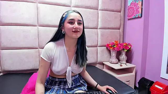 Snapshot of CharlotteStuart chatting on 12/16/25, 03:44 CharlotteStuart online show from 12/16/25, 03:44