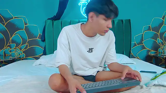 Snapshot of Liam_Sinclair chatting on 02/04/26, 02:01 Liam Sinclair online show from 02/04/26, 02:01