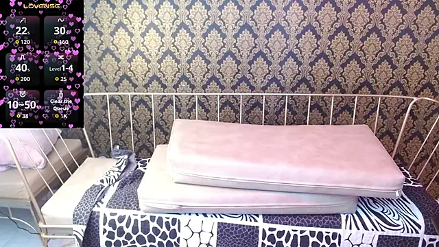 Roxanne vale online show from 04/22/26, 08:21