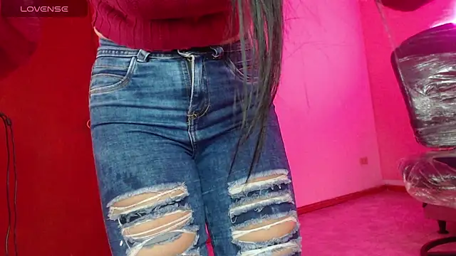 Snapshot of lia_rose_6 chatting on 12/15/25, 02:10 lia rose 6 online show from 12/15/25, 02:10