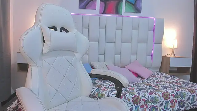 mask red girl online show from 03/18/26, 01:25