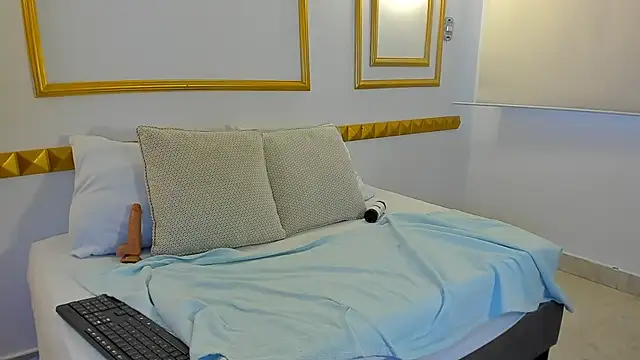 zully28  online show from 12/20/25, 12:12