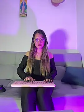 Snapshot of hanna__jones7 chatting on 01/18/26, 10:13 hanna jones7 online show from 01/18/26, 10:13