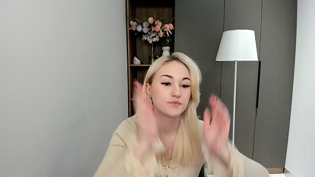 Snapshot of CandiRinebold chatting on 11/24/25, 06:57 CandiRinebold online show from 11/24/25, 06:57