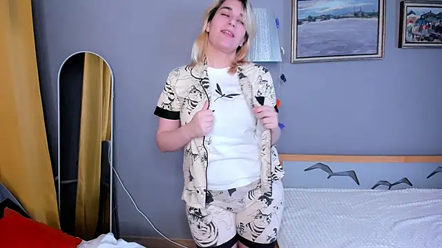 Snapshot of TideLunar chatting on 12/05/25, 06:22 TideLunar online show from 12/05/25, 06:22