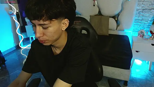 Snapshot of kaelwolf_tay chatting on 12/14/25, 07:40 kaelwolf tay online show from 12/14/25, 07:40