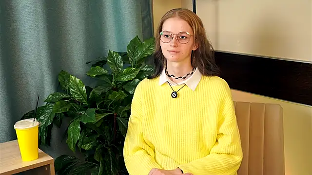 Snapshot of ToyaPletz chatting on 11/23/25, 10:37 ToyaPletz online show from 11/23/25, 10:37