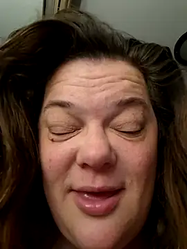 Snapshot of Tasmine chatting on 11/23/25, 02:39 Tasmine online show from 11/23/25, 02:39