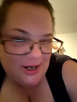 Snapshot of Tasmine chatting on 11/24/25, 01:33 Tasmine online show from 11/24/25, 01:33