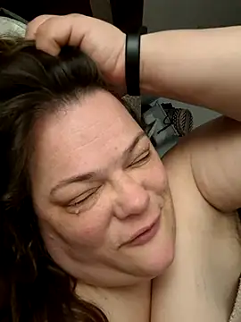 Snapshot of Tasmine chatting on 11/25/25, 01:22 Tasmine online show from 11/25/25, 01:22