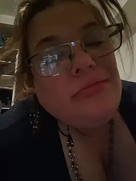 Snapshot of Tasmine chatting on 11/28/25, 01:36 Tasmine online show from 11/28/25, 01:36