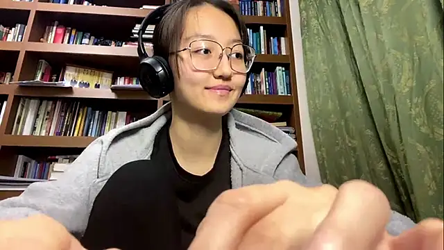 LinaClous online show from 12/15/25, 01:37