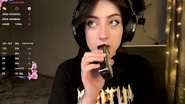 Snapshot of Meowluly chatting on 02/04/26, 09:42 Meowluly online show from 02/04/26, 09:42