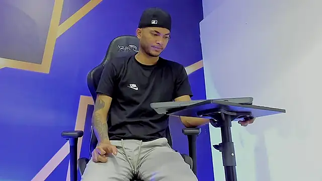 Snapshot of hot_guy_sweet chatting on 12/18/25, 05:24 hot guy sweet online show from 12/18/25, 05:24