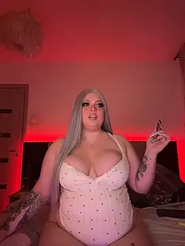 Snapshot of LaylaCupidd chatting on 12/16/25, 07:41 LaylaCupidd online show from 12/16/25, 07:41