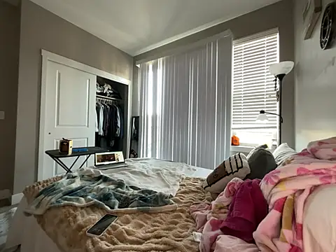 renesmaelily222 online show from 02/27/26, 11:27