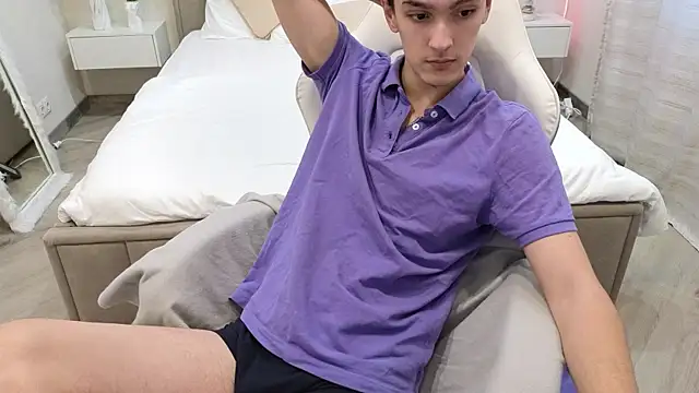 Snapshot of MoonlinSkinn chatting on 12/04/25, 08:01 MoonlinSkinn online show from 12/04/25, 08:01