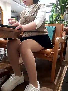 Snapshot of Bea_219 chatting on 11/27/25, 06:37 Bea 219 online show from 11/27/25, 06:37