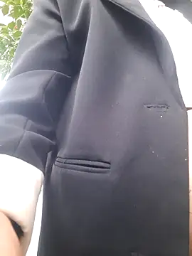 Snapshot of Bea_219 chatting on 12/14/25, 12:27 Bea 219 online show from 12/14/25, 12:27