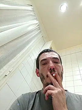 Snapshot of Mamps8 chatting on 12/14/25, 04:29 Mamps8 online show from 12/14/25, 04:29