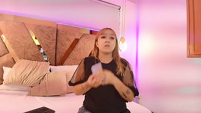 Snapshot of emma_cook_ chatting on 11/28/25, 09:28 emma cook online show from 11/28/25, 09:28