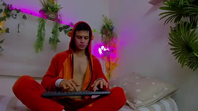 AngelSlimm online show from 11/29/25, 05:21