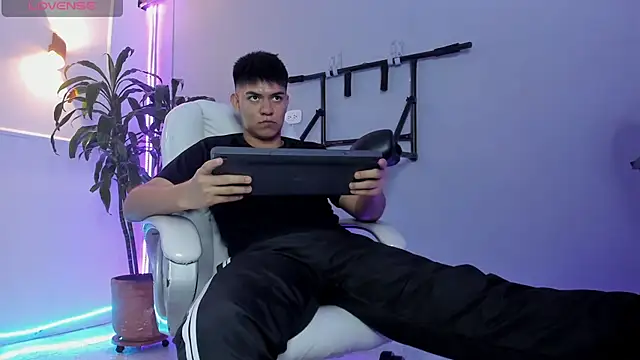 Paul 27  online show from 11/26/25, 03:40