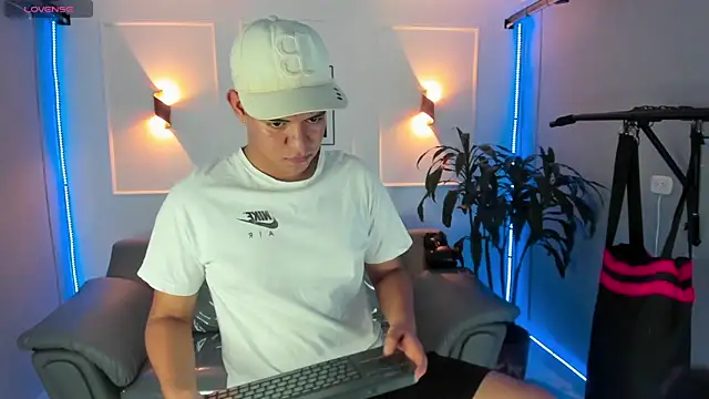 Paul 27  online show from 11/30/25, 02:04