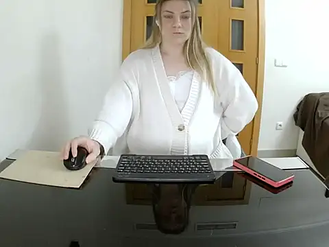 Snapshot of Adelyxveex chatting on 11/27/25, 11:07 Adelyxveex online show from 11/27/25, 11:07